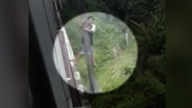 Salvare ingenioasă, în ultimul moment, a unui motociclist surprins de tren pe un pod de cale ferată